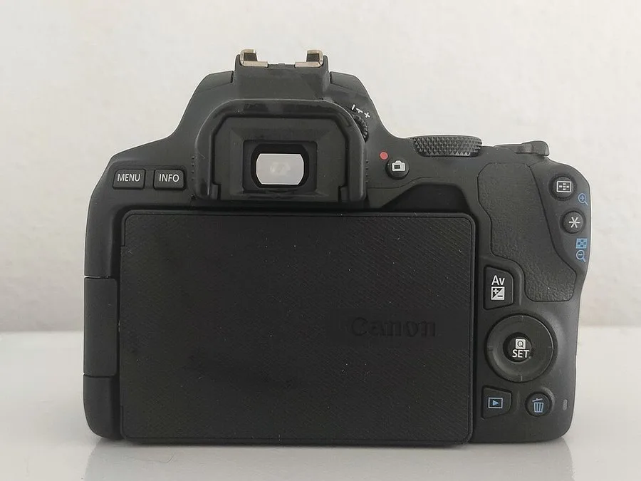 Canon EOS 250D + 18-55